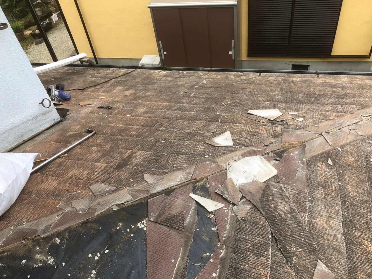 生駒市の葺き替え工事、下屋根の既存カラーベスト